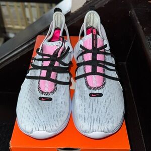 Woman’s Nike Flex Contact 3